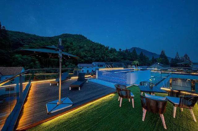 安吉网红村里的新晋全景落地玻璃民宿楼顶山景泳池丨丰生玉川