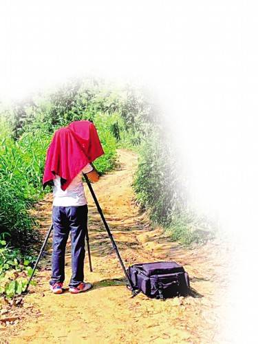 摄影师郭国柱在拍摄荒村的途中.浙江舟山的一个荒村.