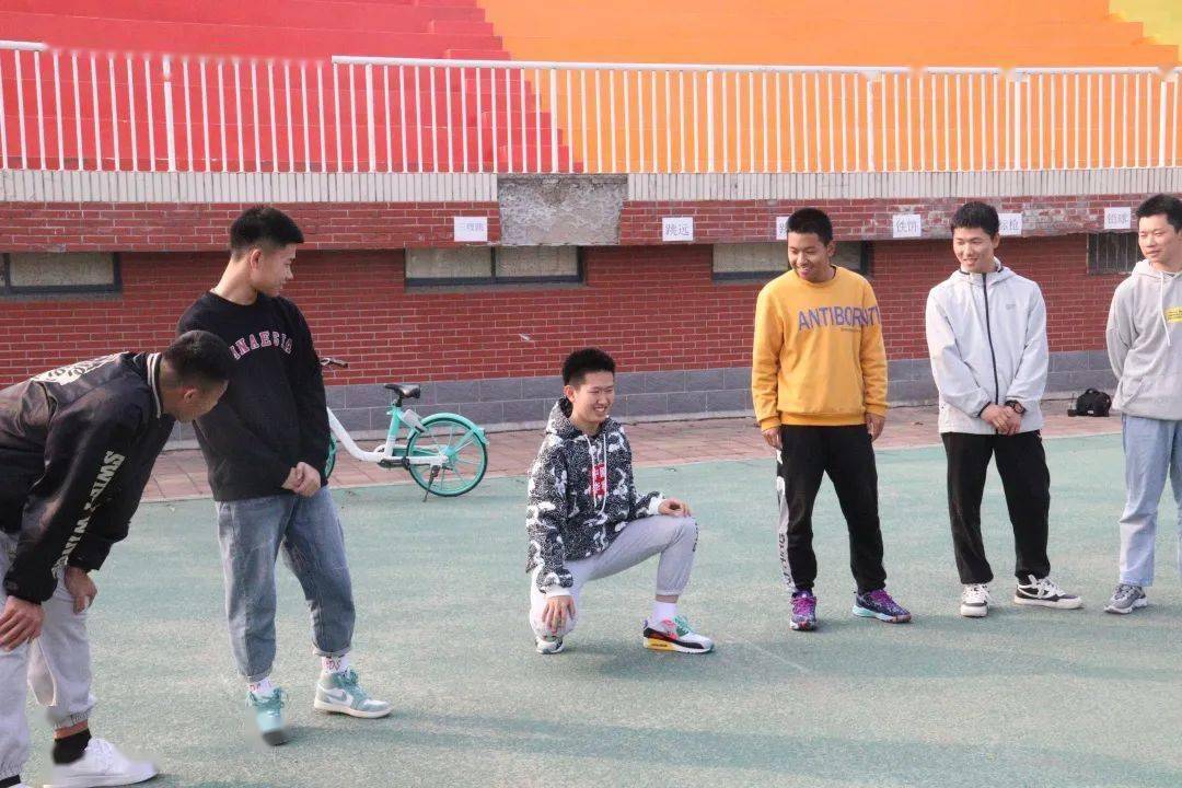 们积极参与并想出了一个个有意思的传递方式例如:趴着 打滚 骑龙步等