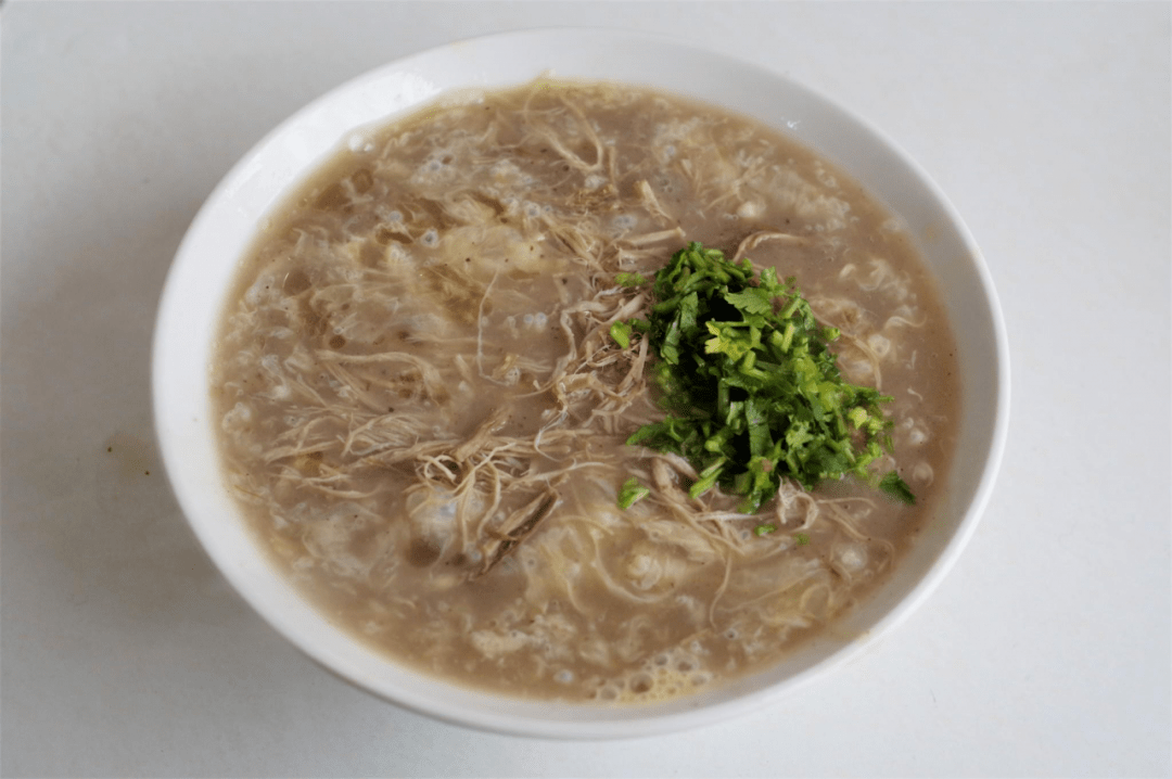 到味蕾上在寒冷的冬日多种食材的混合让糁的味道美味难忘香浓的骨汤