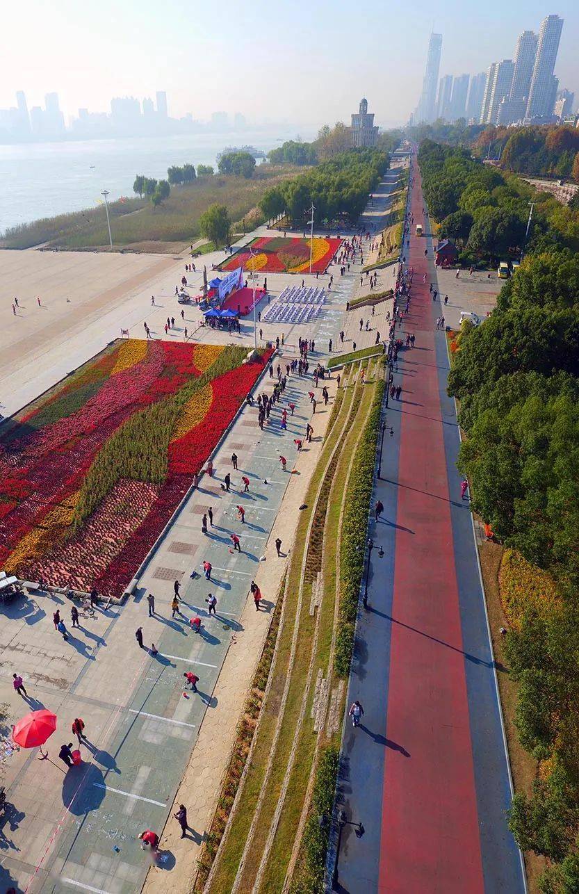 大地为纸江水作墨这群武汉人太有才