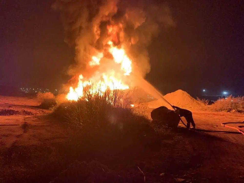 罐體噴灑泡沫滅火,對車廂進行覆蓋冷卻,對蔓延至周圍的流淌火進行堵截