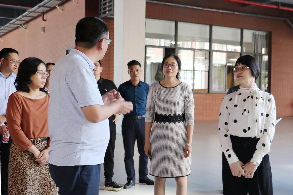 01实 地 调 研在茶山镇教育管理中心文辉主任,茶山中学孙煜校长的陪同