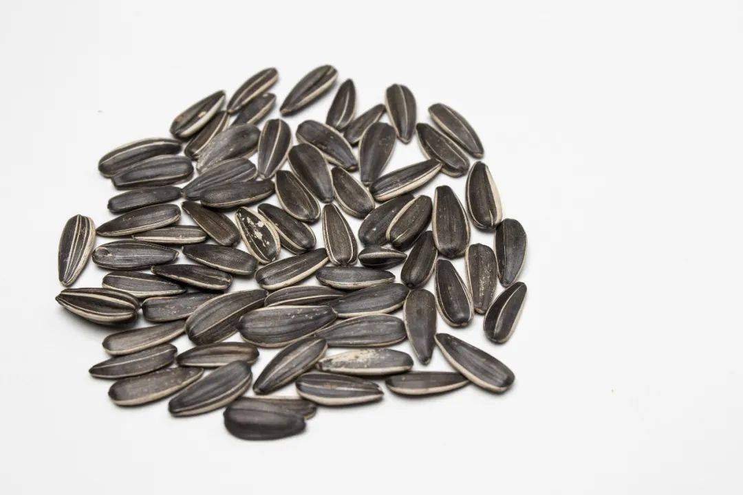 吃一把瓜子=喝一勺油?零食怎么吃才健康?