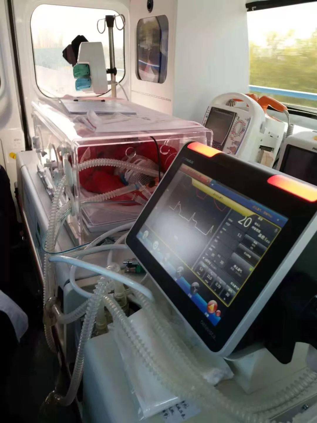 飞驰的急救车上,载着先进的新生儿转运暖箱,新生儿转运呼吸机,多功能