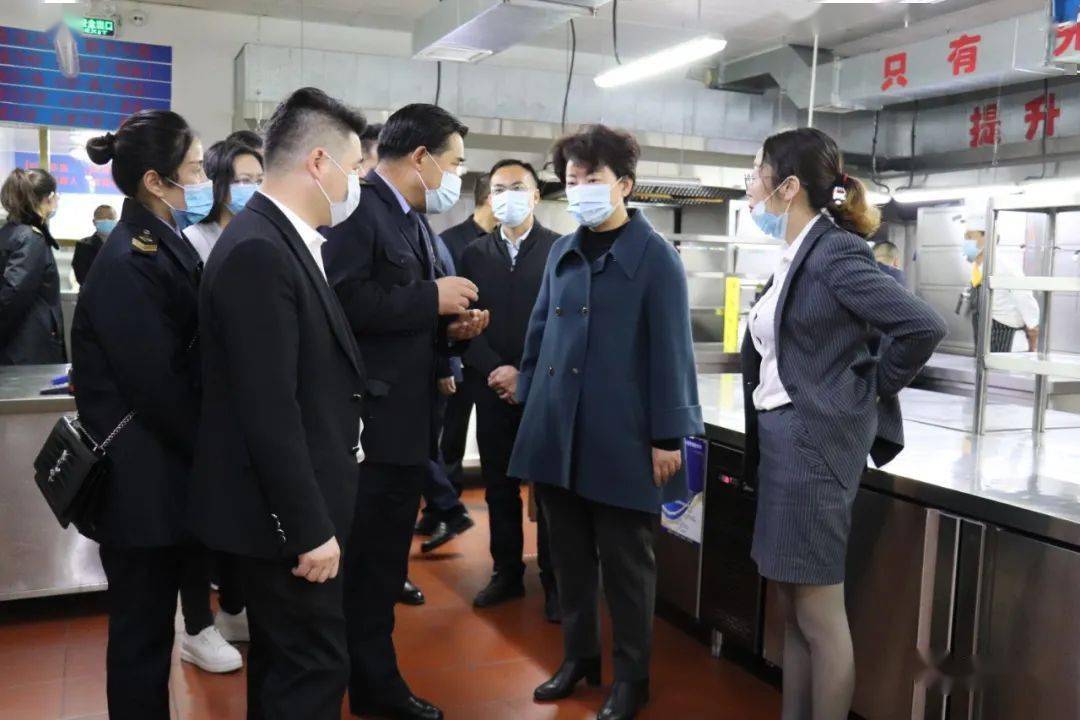 11月15日,白银区委副书记,区长张莉调研金凤凰酒店疫情防控和食品