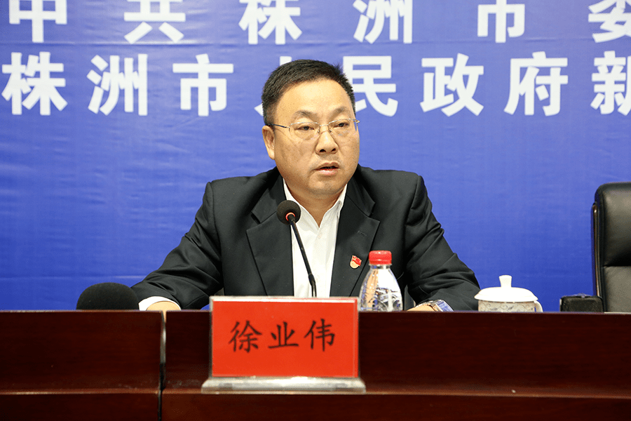 徐业伟指出,我市坚持把建设"四好农村路"作为拉动地方经济增长,服务"