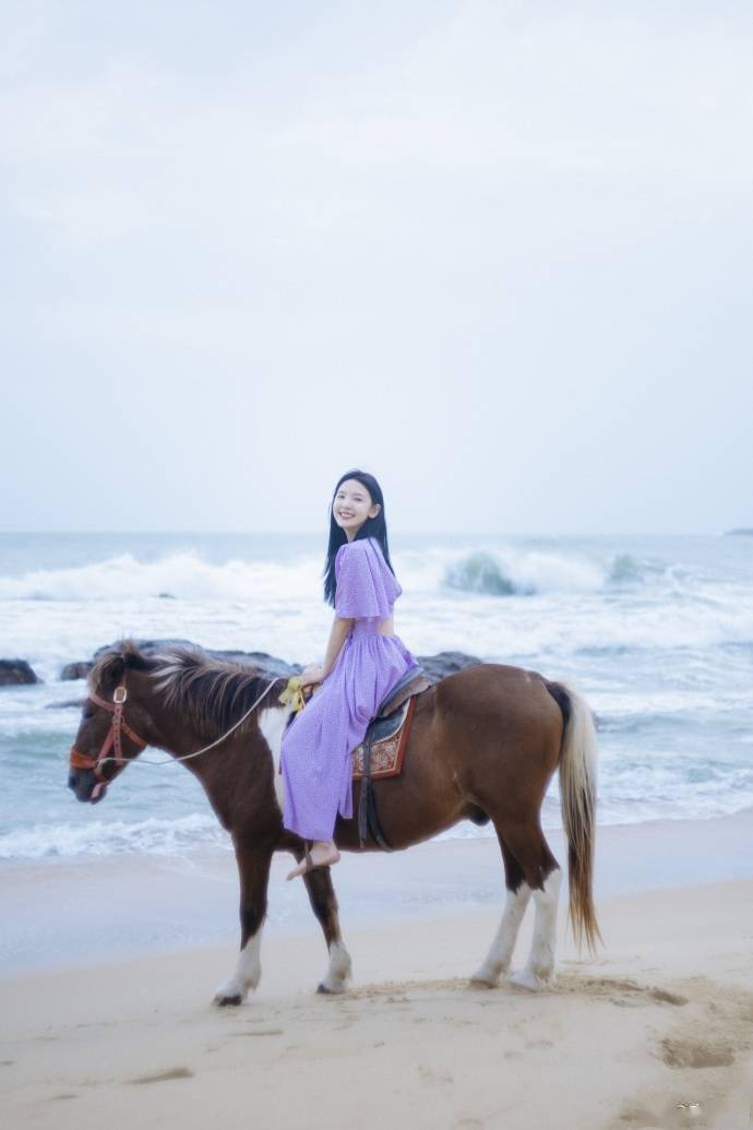 章若楠穿紫色长裙甜美似公主02骑马漫步沙滩如诗如画