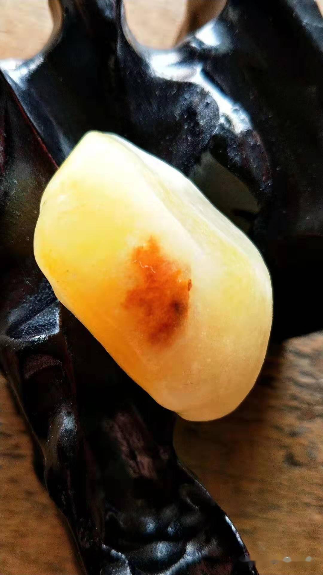 在新疆北疆这块神奇的土地上,孕育出了一种美丽的石头——金丝玉_手机