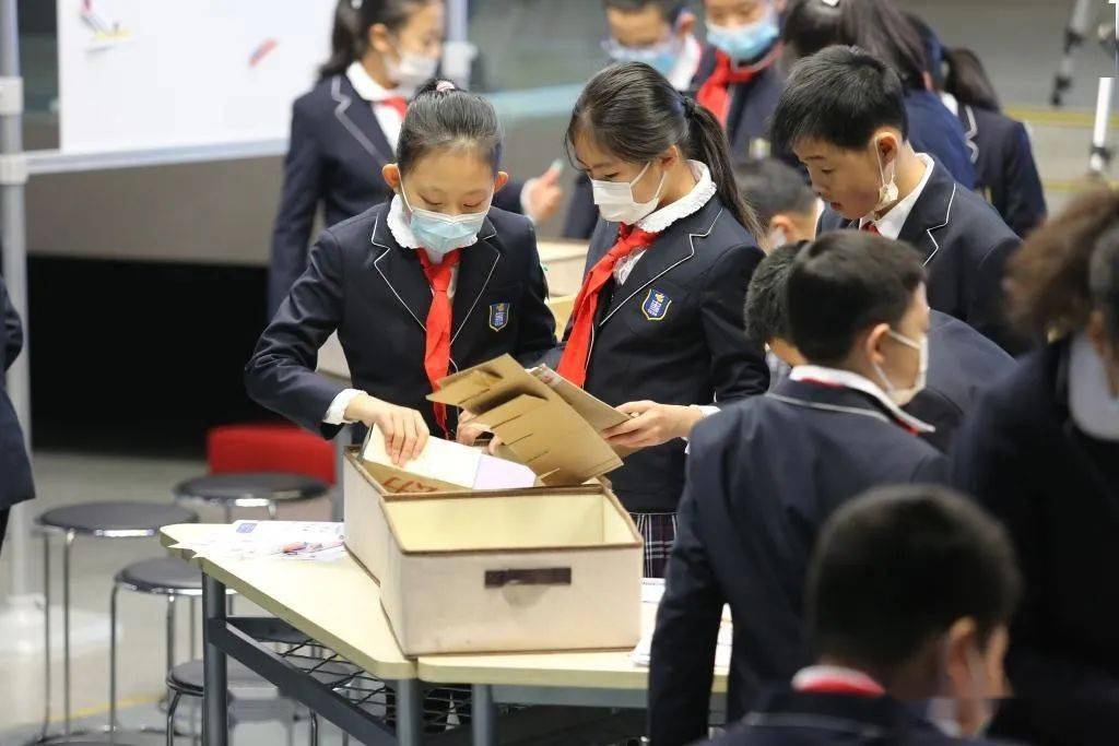 随后,与会人员现场观摩了史家胡同小学焦晨老师上的日常生活研究课