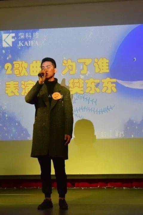 左右滑动查看经过精彩较量,四分工会胡本辉以一曲荡气回肠,感人至深的