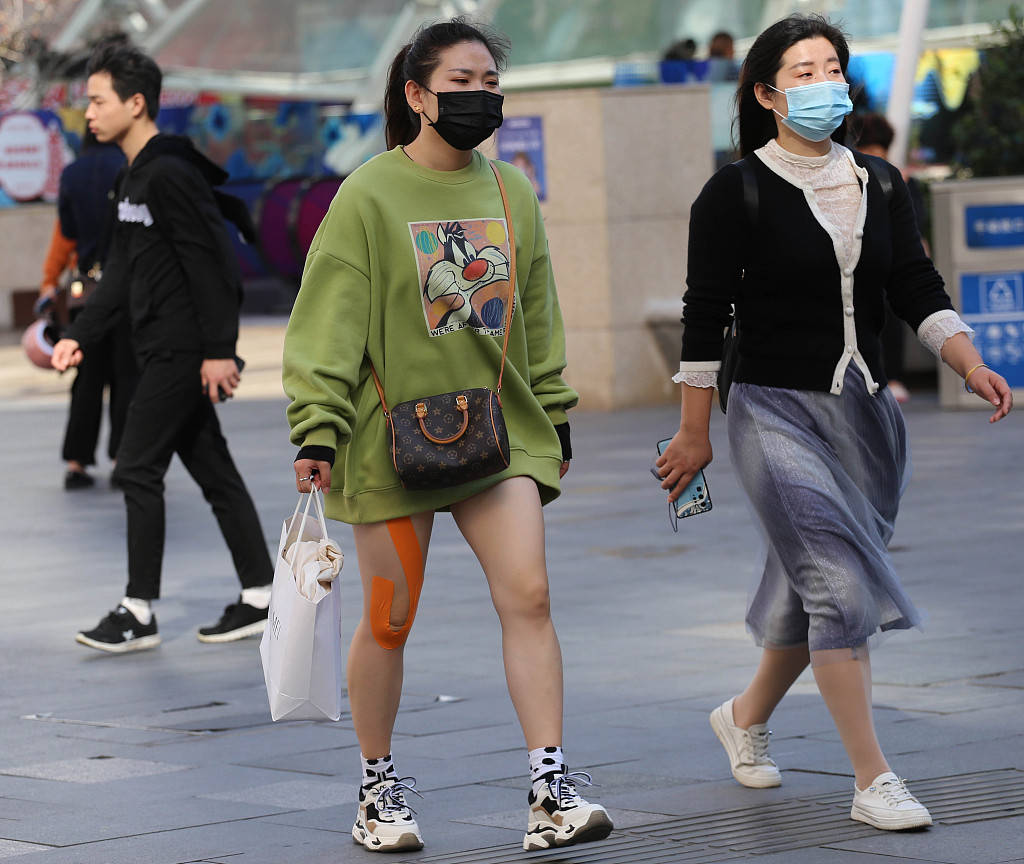 南京:气温达29℃ 市民初冬天穿春装上街