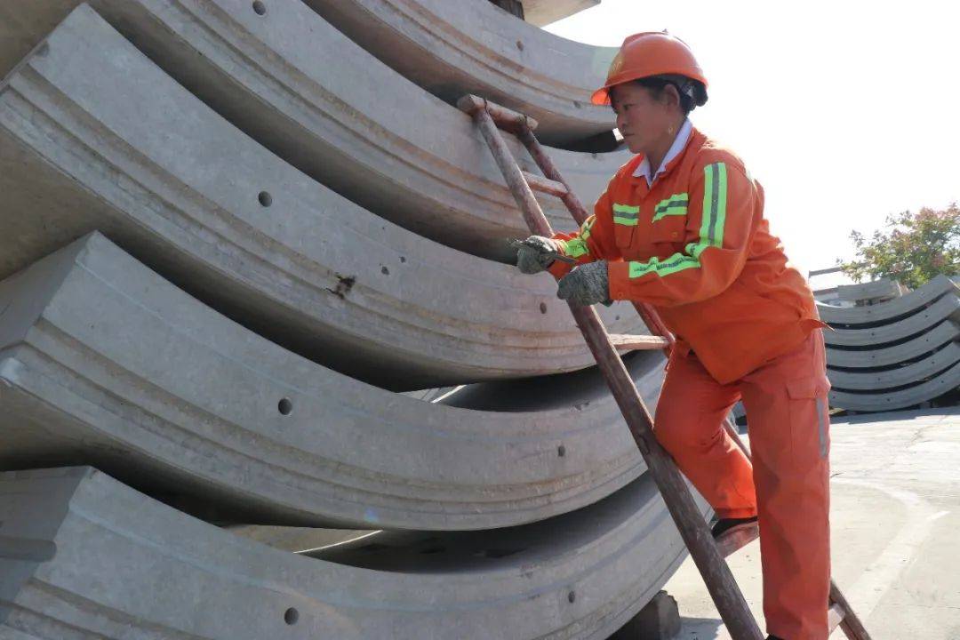 管片修补工罗和荣不怕累的管片美容师