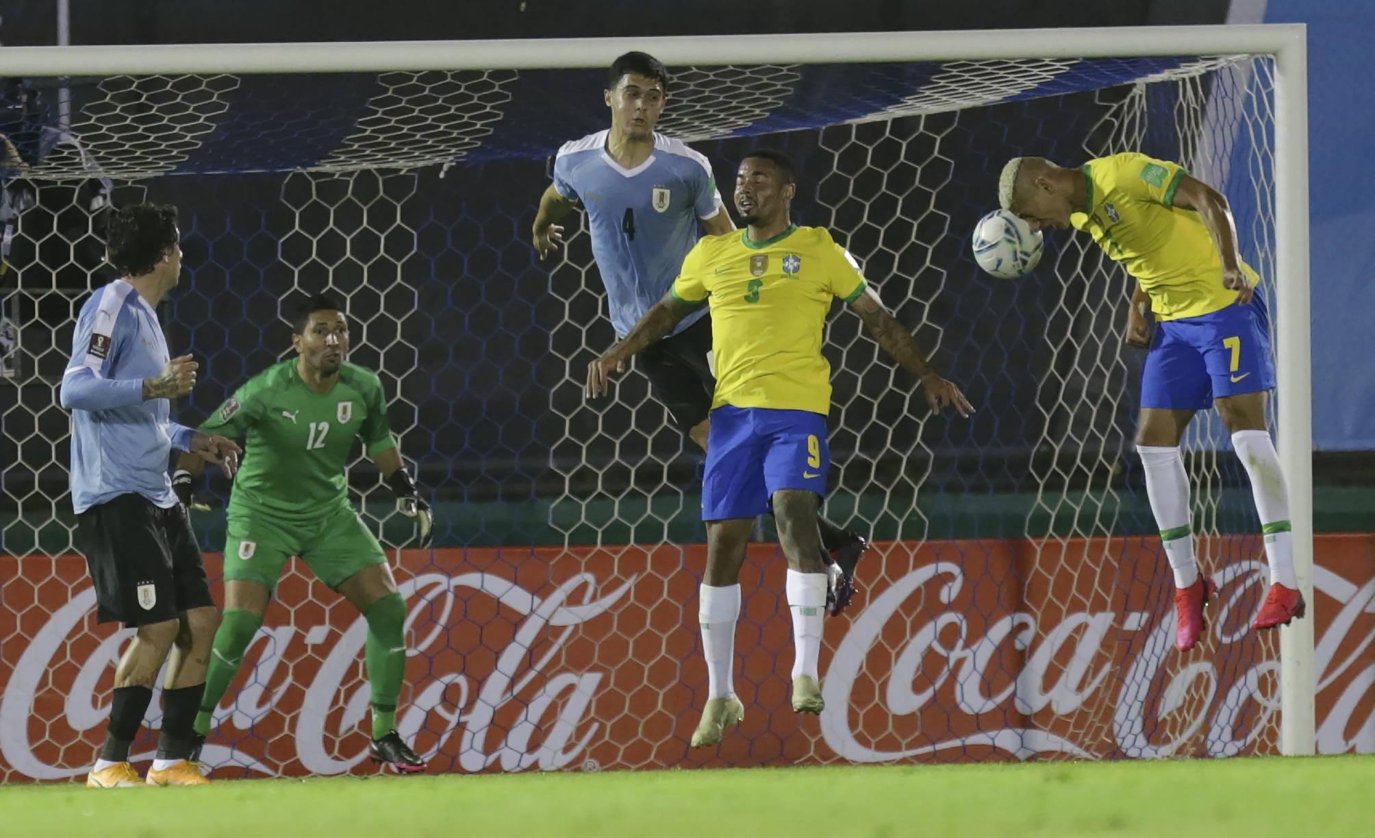 足球——世界杯南美区预选赛:巴西胜乌拉圭