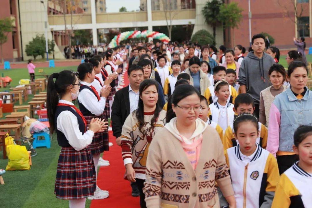 童年因劳动而闪亮兴仁小学四年级十岁成长仪式