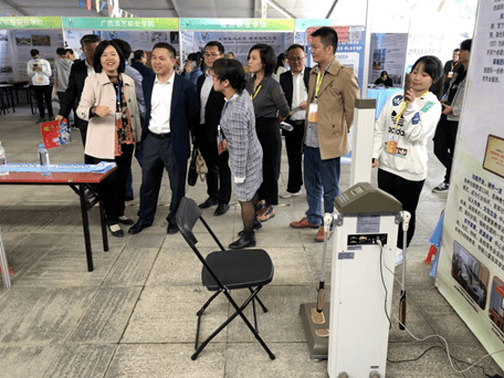 文萍校长向自治区教育厅李勇齐副厅长介绍我校办学成果学校工作人员向