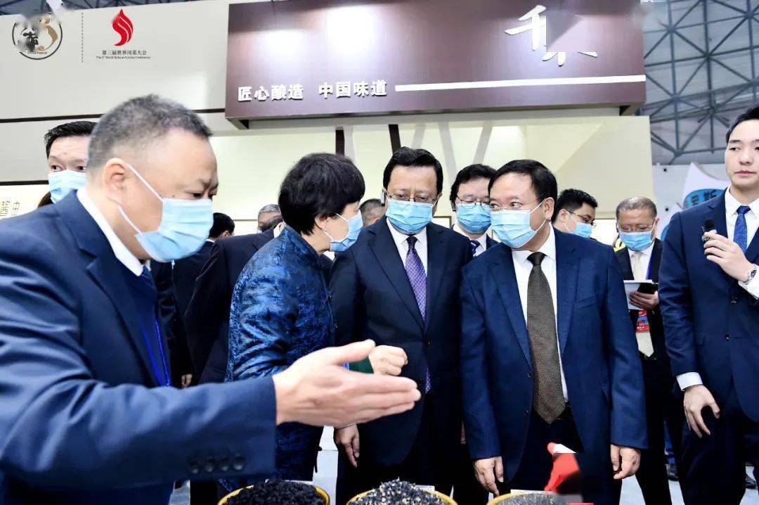 专业采购商签约仪式上,茂华食品董事长赵建华先生与北京本来生活网