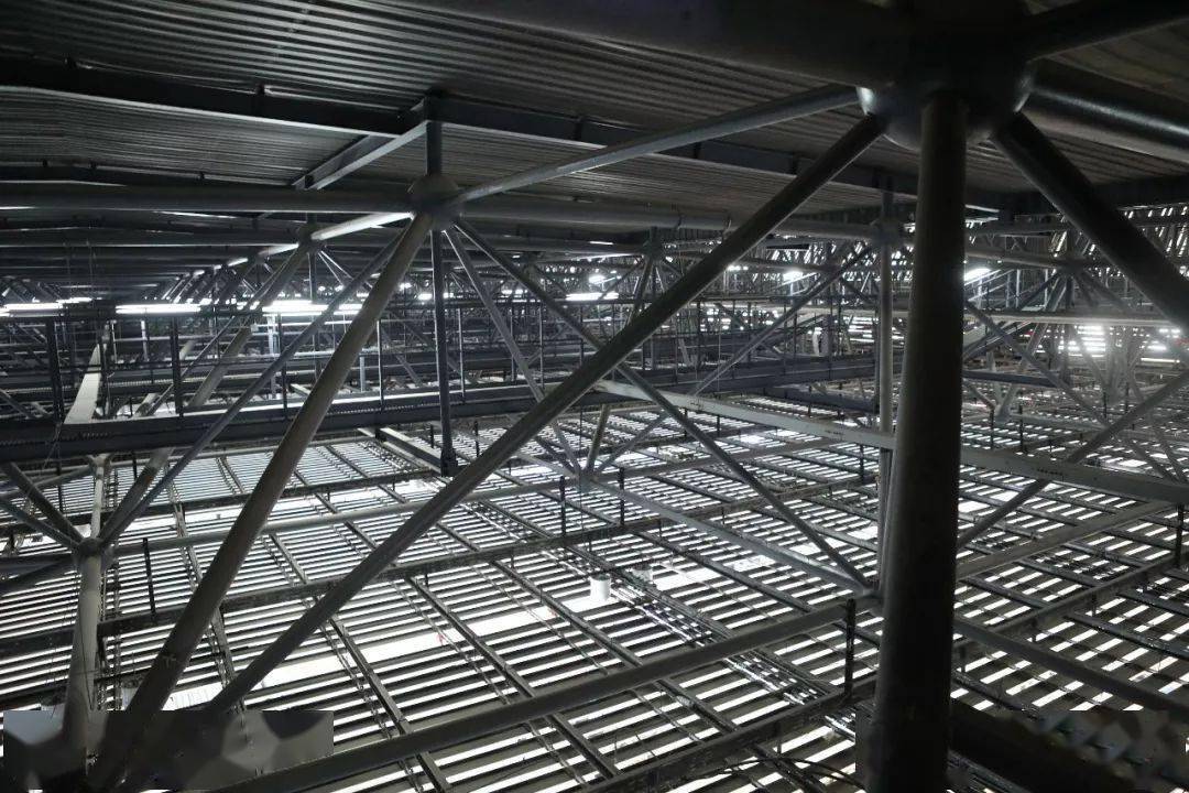 在这里检查并不容易"马道"纵横交错钢结构密布这里是另一片天地爬上37