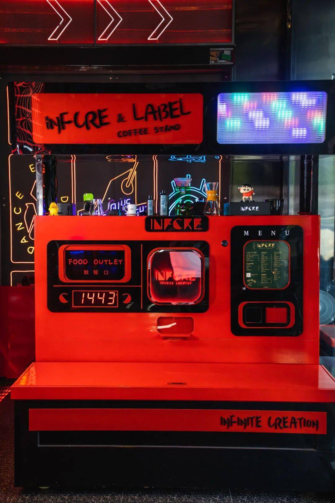 「赛博朋克」辣妹喝咖啡,加个蛋才够"型"?