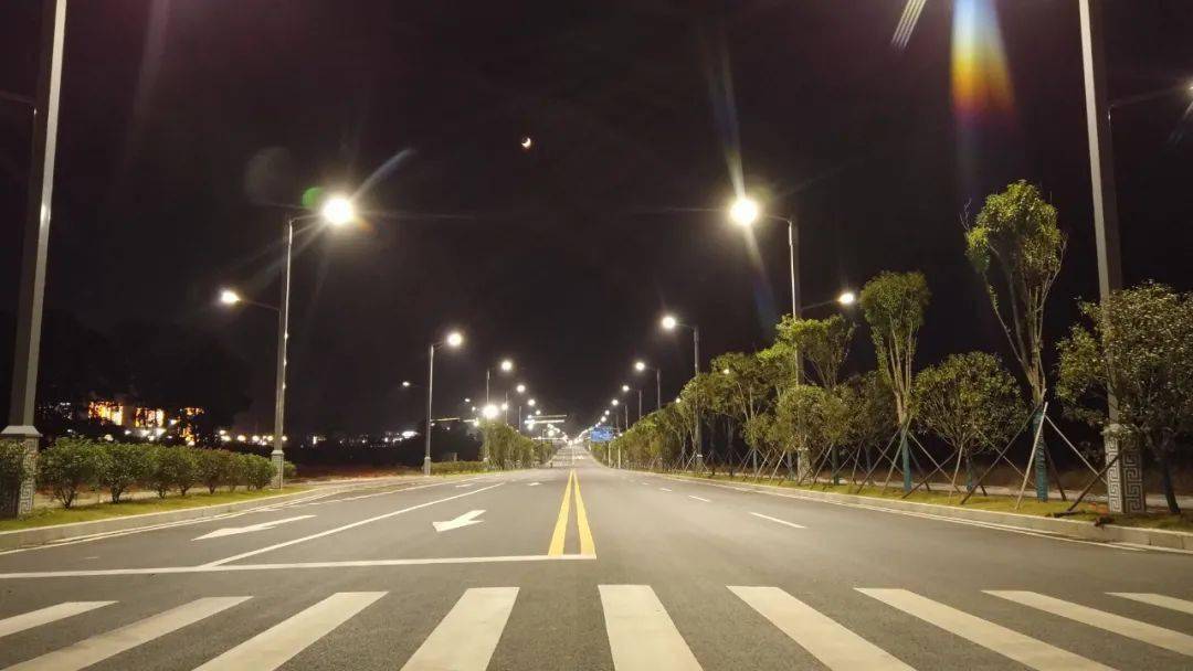 据悉,高安市新城区道路亮化一期工程涵盖18条道路的基础施工,路灯安装