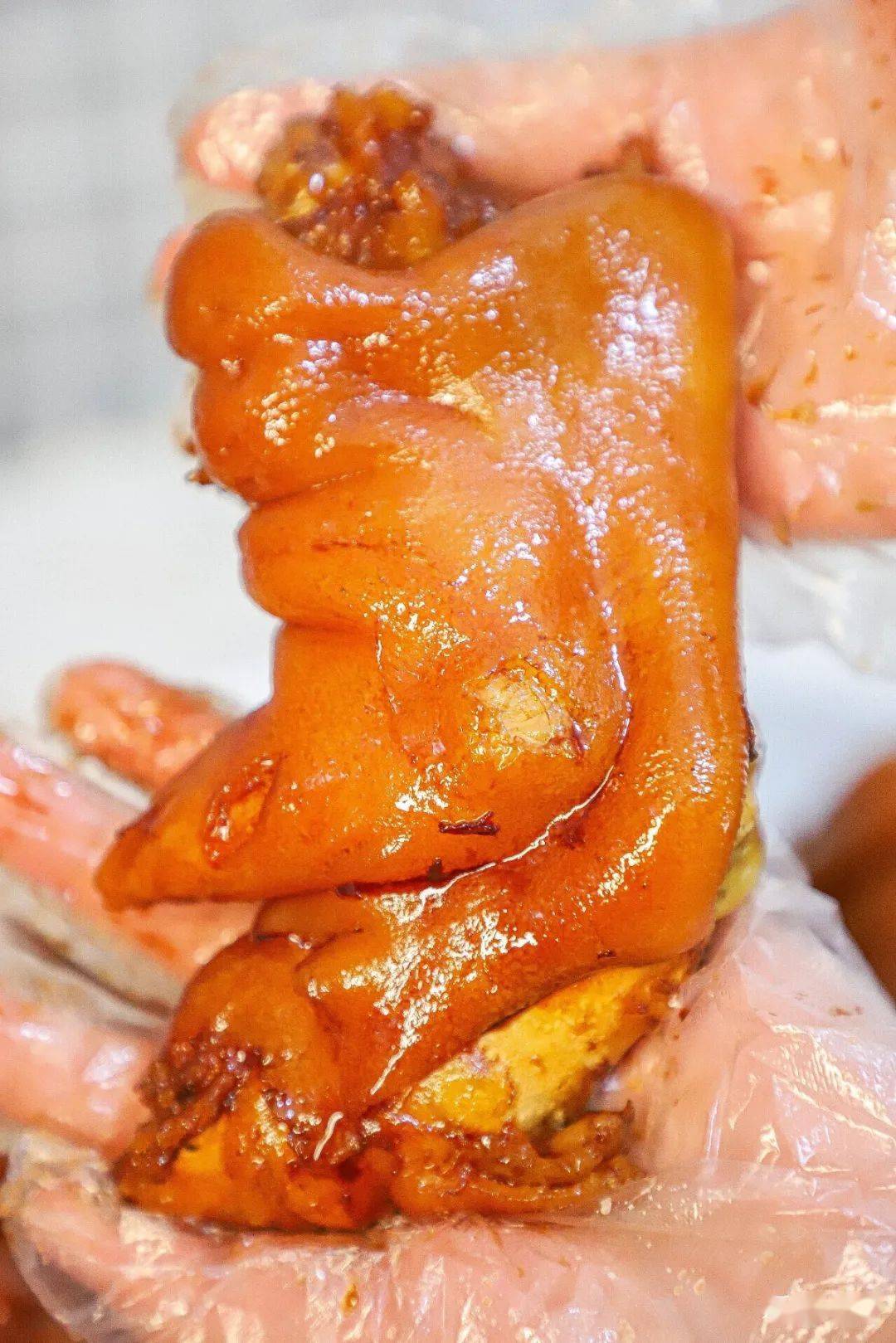 一个猪蹄快有小乐两个手掌大了迫不及待咬一口口感韧劲十足肥而不