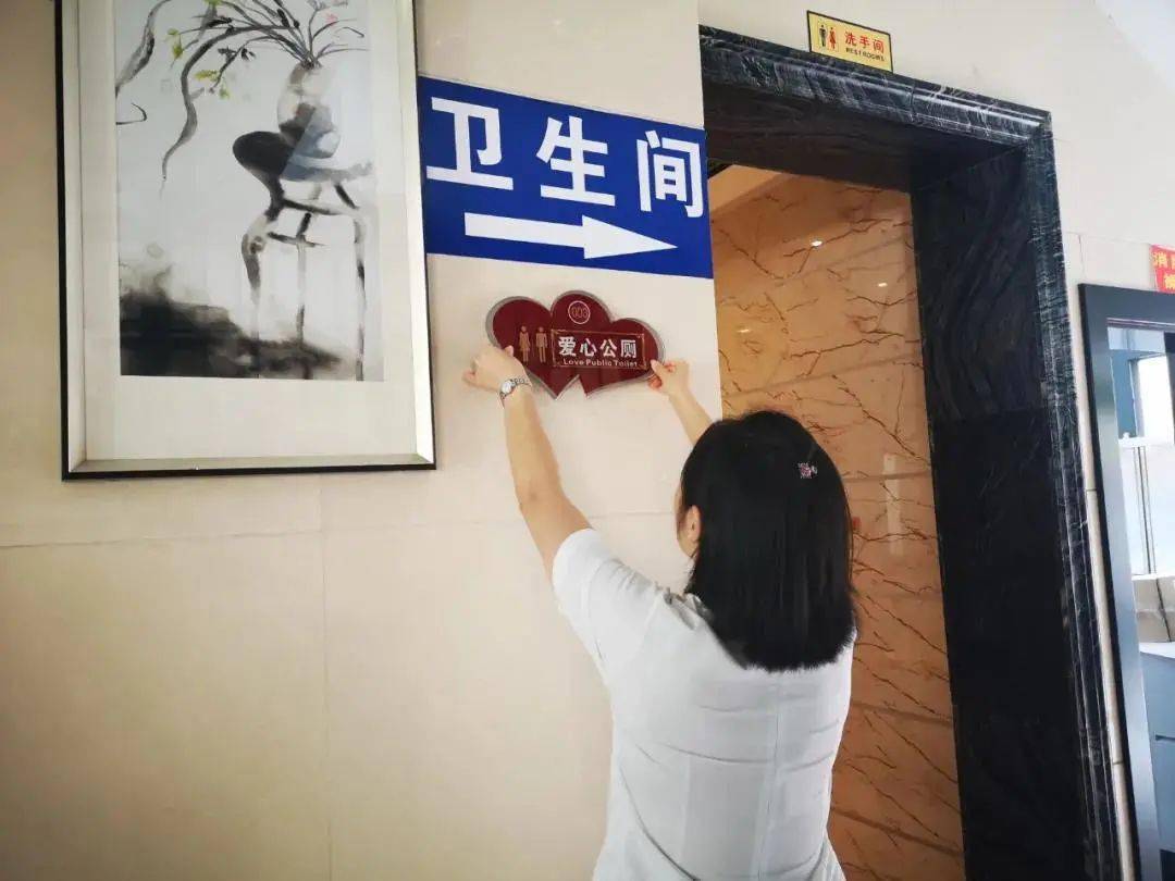 近日,普洱市景东彝族自治县为爱心公厕挂牌,六家爱心企业的厕所成为