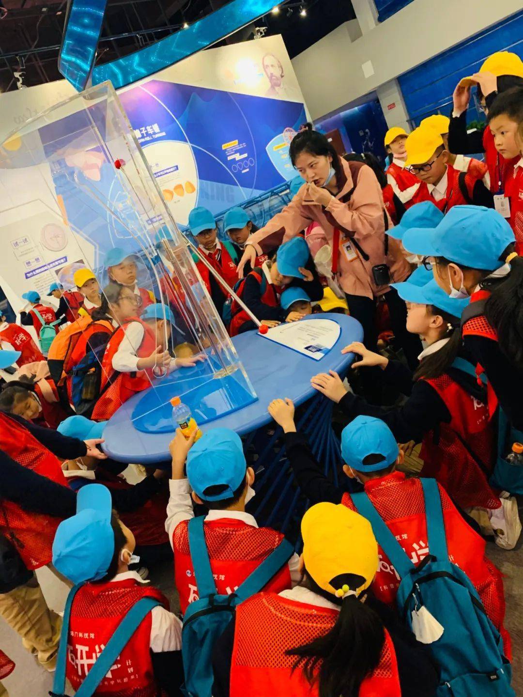 遨游科技馆畅谈未来梦中南国际小学一至三年级开展科技馆研学活动