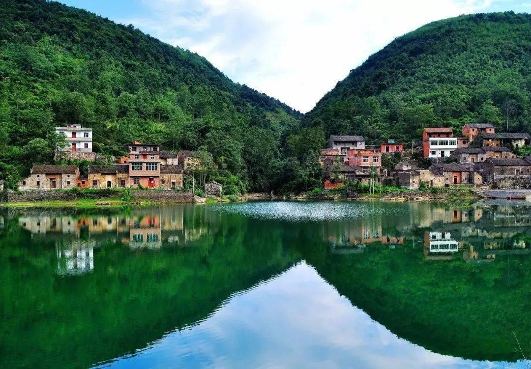 瑞昌江家岭天嗣山位处市区东郊瑞码大道与北环路交汇处,天嗣塔是地标