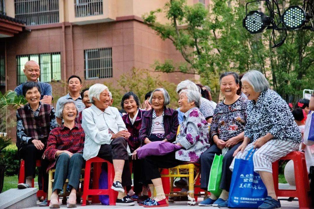家庭医生走在长长的乡间小道,通往的不仅仅是老百姓家里,更是老百姓的