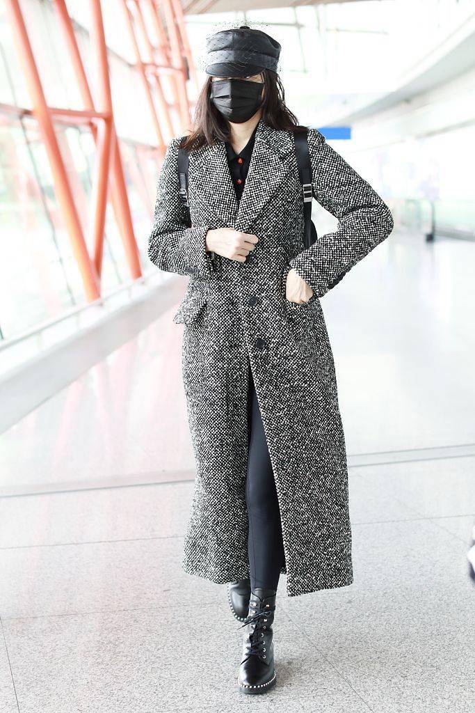 宋佳穿灰色长款大衣高挑气质好机场低调亮相再现佛系手势