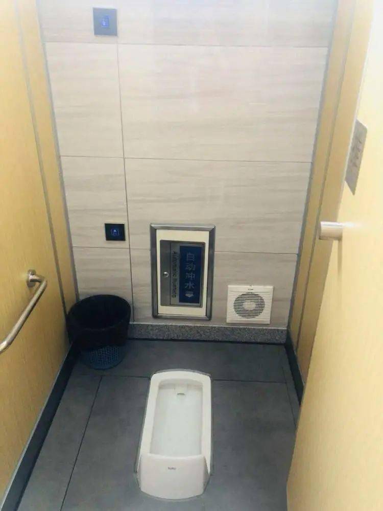 上海一公厕15分钟不出来自动报警!网友:为老人着想挺好,可万一