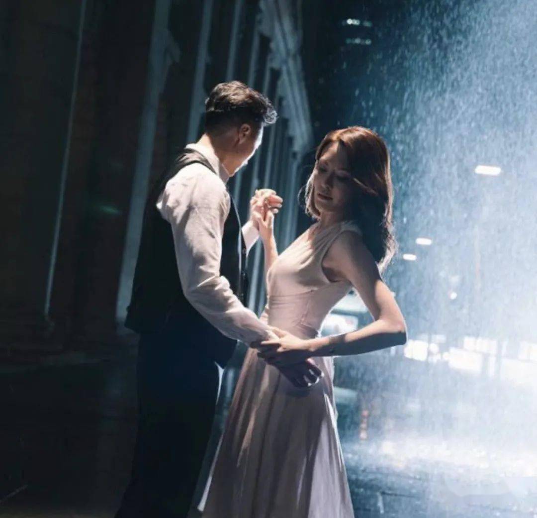 【盲侠ii】王浩信内地工作不忘宣传新剧 上载盲侠与张曦雯雨中浪漫