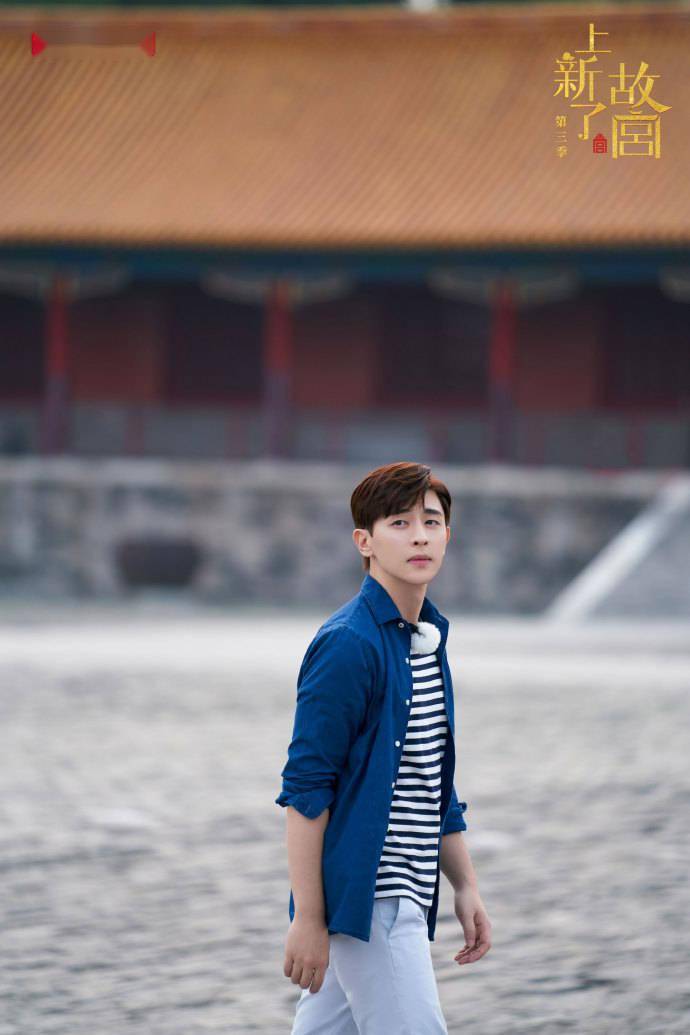 邓伦上新了故宫剧照公开一如既往的清爽帅气
