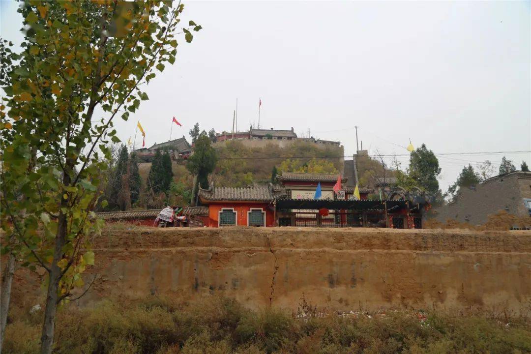 游天子冢听水声台阶