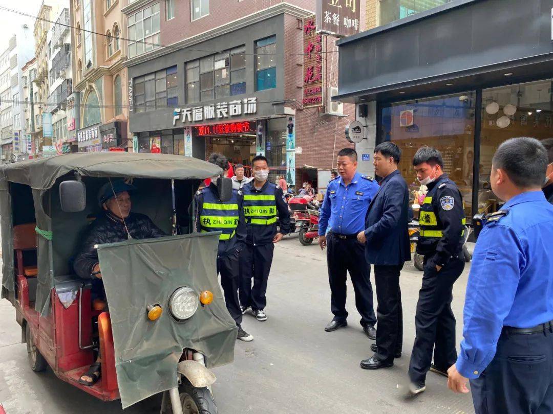 高山中队联合镇区派出所开展辖区三车整治行动