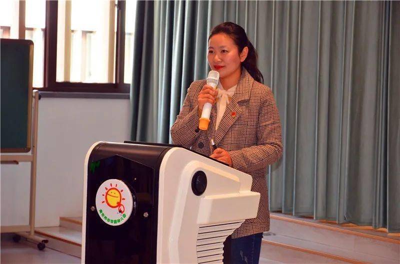 秦淮区集体幼儿园第四联合支部吴瑶老师,分享了自己的家庭故事,感悟