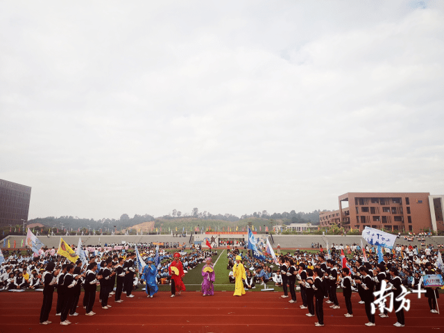 佛山大课堂南方号奔跑吧新时代少年三水西南中学体艺节开幕现场燃爆了