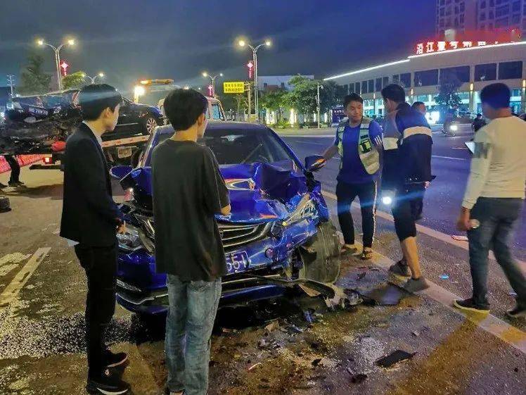 网曝吴川国道发生交通事故小车直接撞飞