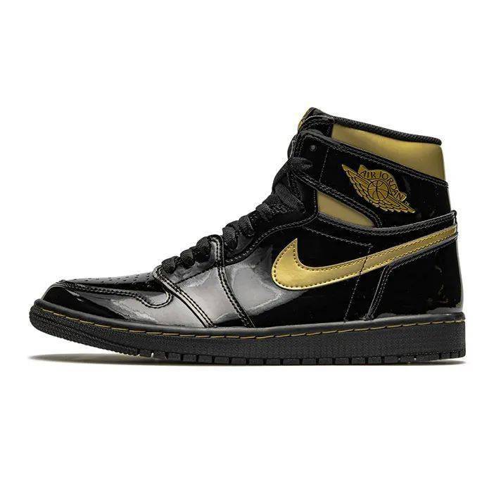 在经历万圣节"蟑螂侠"风波后,travis scott个人ins账号重新开放,并晒