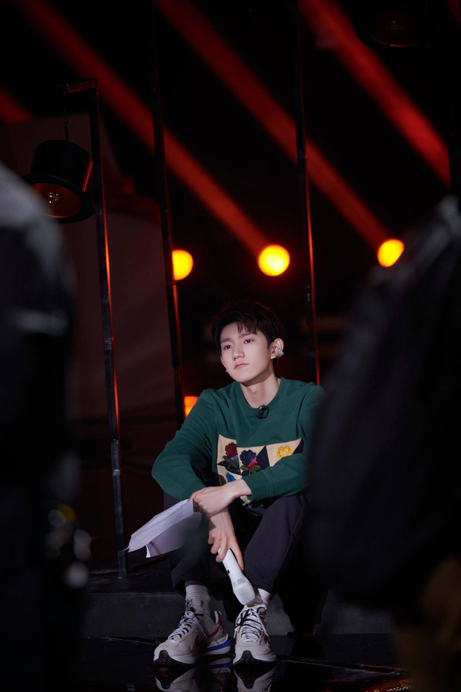 工作室持续更新王源《我们的歌》舞台照,明晚九点与"火锅英雄"不见不