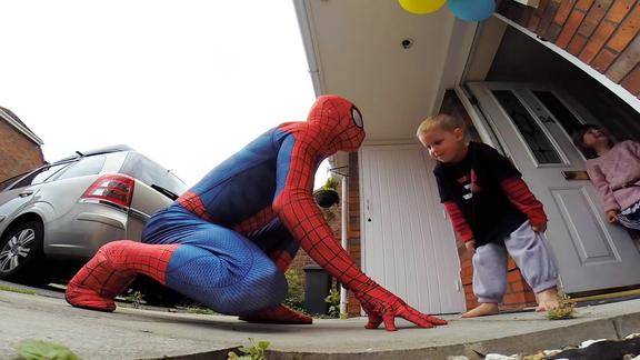 英国爸爸分成蜘蛛人从天而降给脑癌儿子一个爱的拥抱