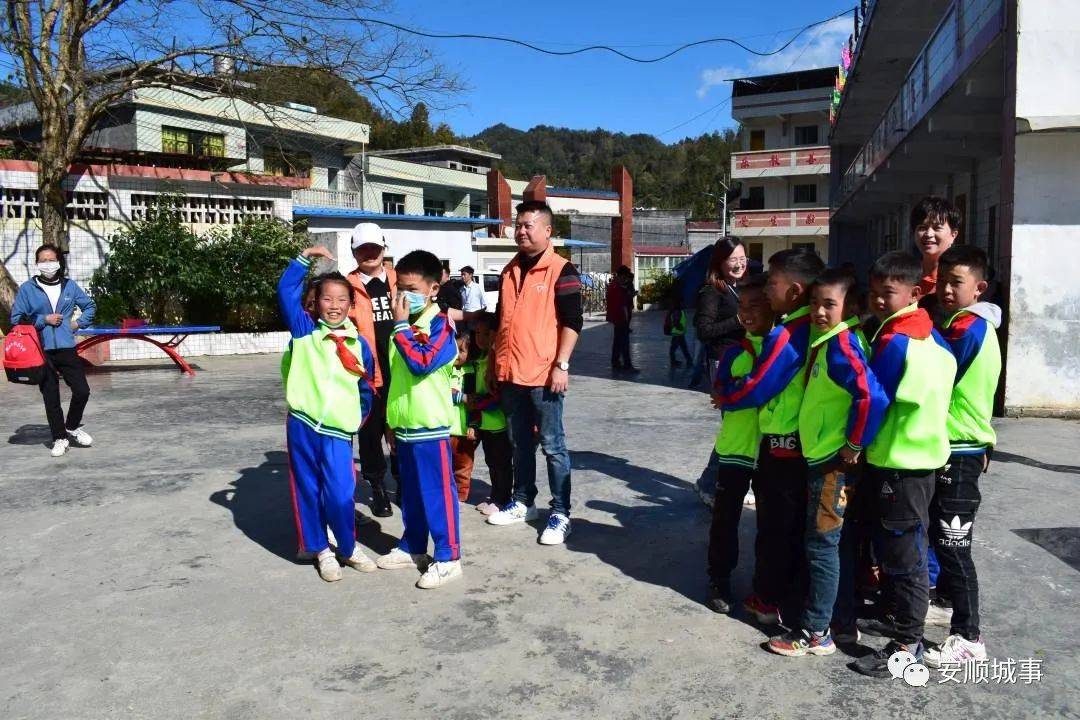 安顺平凡志愿者紫云猴场平坝小学暖冬之行