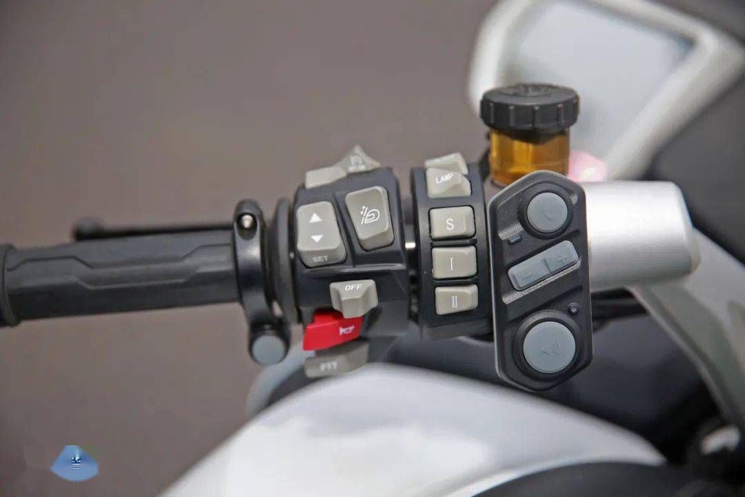 新款春风cf1250j警用摩托车左侧车把丰富的功能按钮来源 北京日报