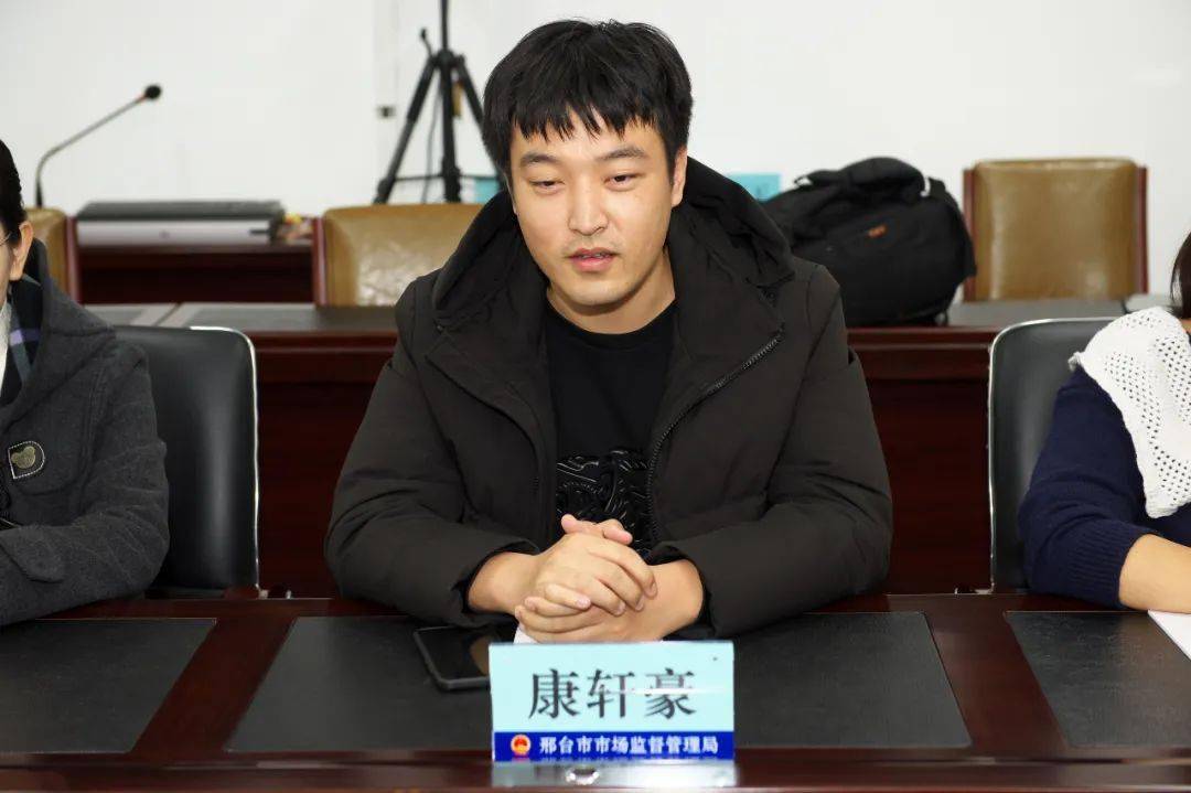 党组书记柳金钟同新入职员工进行座谈