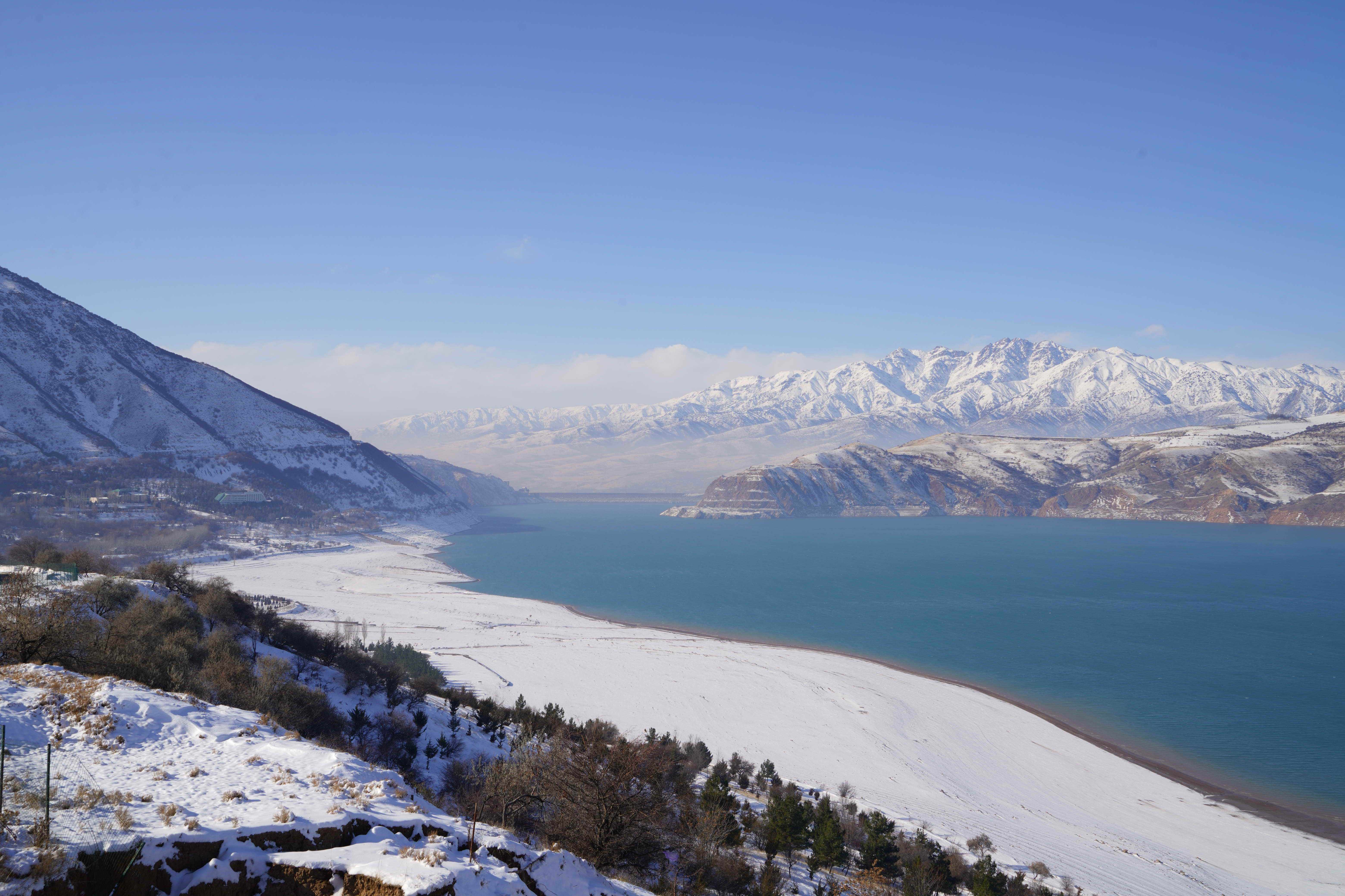 乌兹别克斯坦山区雪景