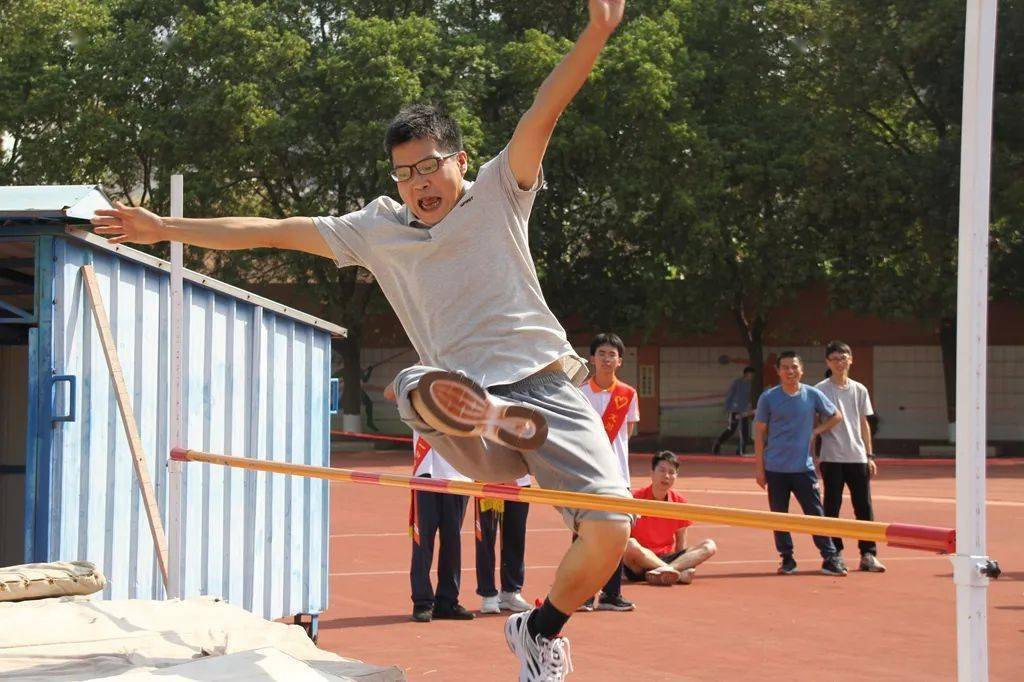 看我双脚一踢!看我飞一般的姿态!