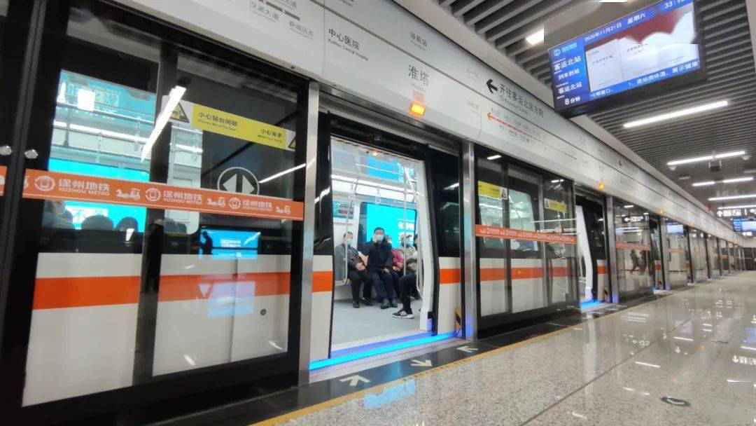 淮塔站户部山地下一层的文化墙是《项羽都彭城》,铜色浮雕人物栩栩如