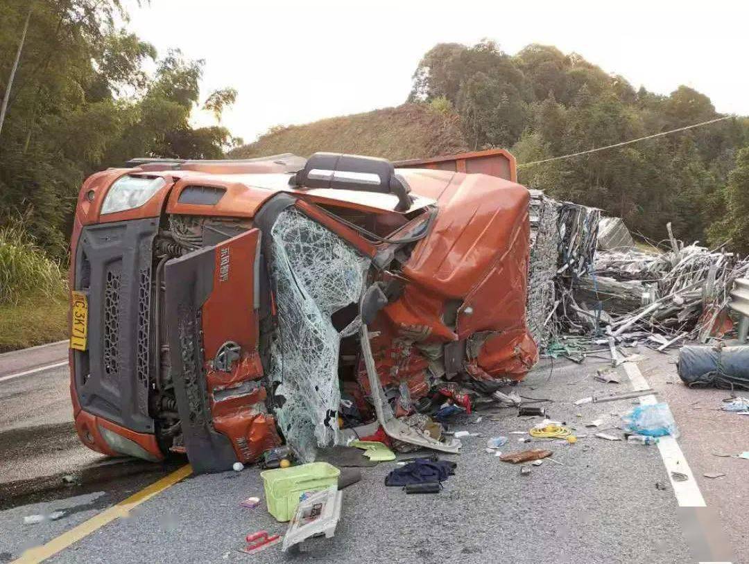 高安一辆大货车在抚州发生交通事故