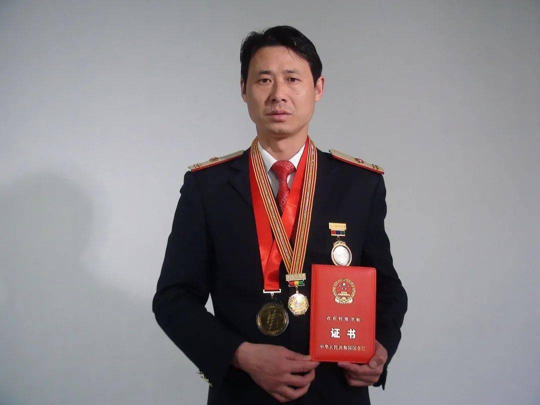 合机荣光戴建军同志赴京参加2020年全国劳模表彰大会