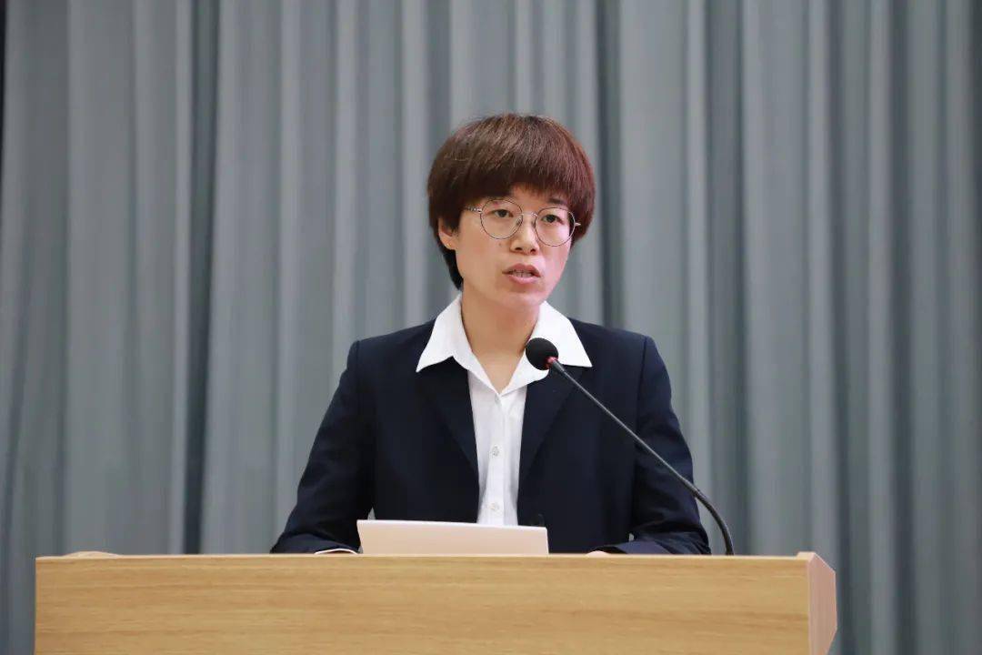 优秀班主任代表556班班主任刘小希和558班班主任周晓妮分享了他们班级